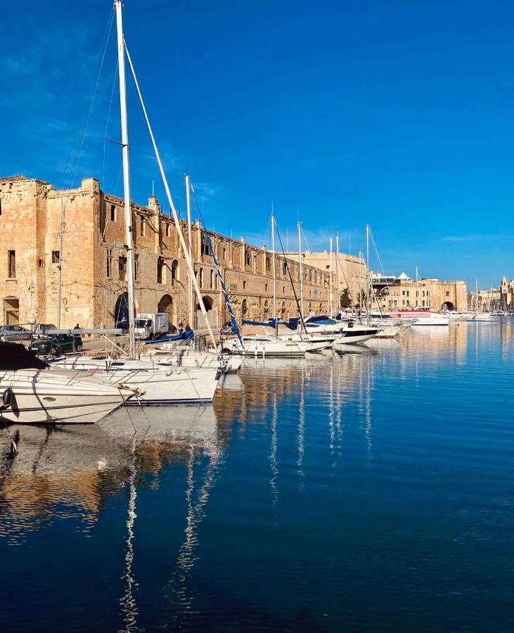 New & Unique Apartment - A 5 Minutes Ferry To Capital City Of Valletta سنجليا المظهر الخارجي الصورة