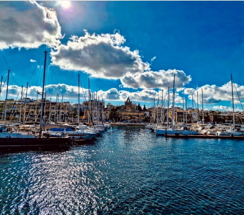 New & Unique Apartment - A 5 Minutes Ferry To Capital City Of Valletta سنجليا المظهر الخارجي الصورة